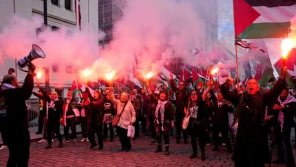 Polis Oslo lerai tunjuk perasaan dengan gas pemedih mata jelang perlawanan Norway-Israel 
