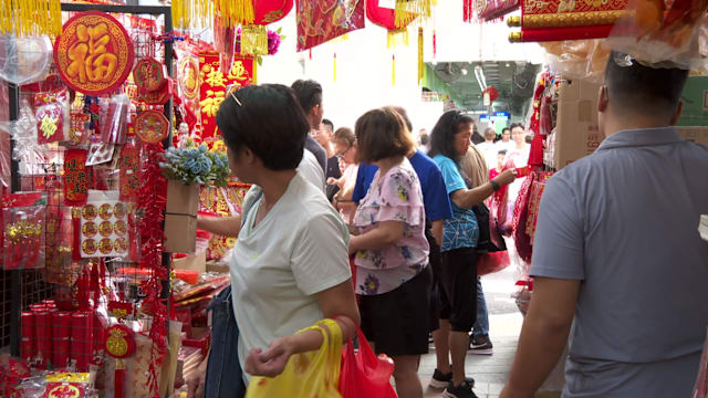 邻里商家搞促销 小年夜吸引顾客上门