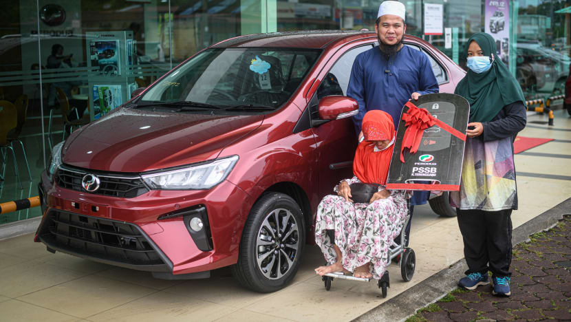 Ebit Lew hadiahkan kereta kepada wanita jaga makcik kurang upaya