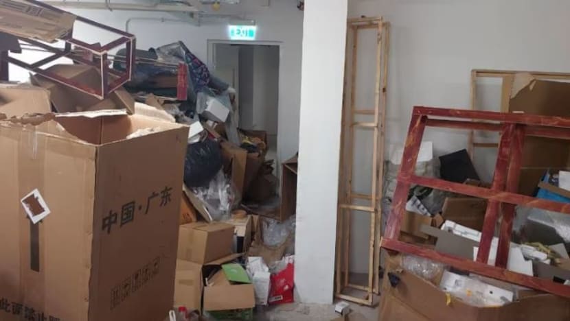 Penduduk flat baharu BTO Punggol berdepan masalah 'timbunan' sampah yang dibuang di tempat letak kereta Penduduk flat baharu BTO Punggol berdepan masalah 'timbunan' sampah yang dibuang di tempat letak kereta