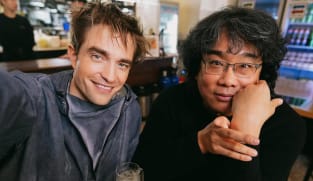 Momen Robert Pattinson kepedasan makan tteokbokki bareng sutradara Bong Joon-ho