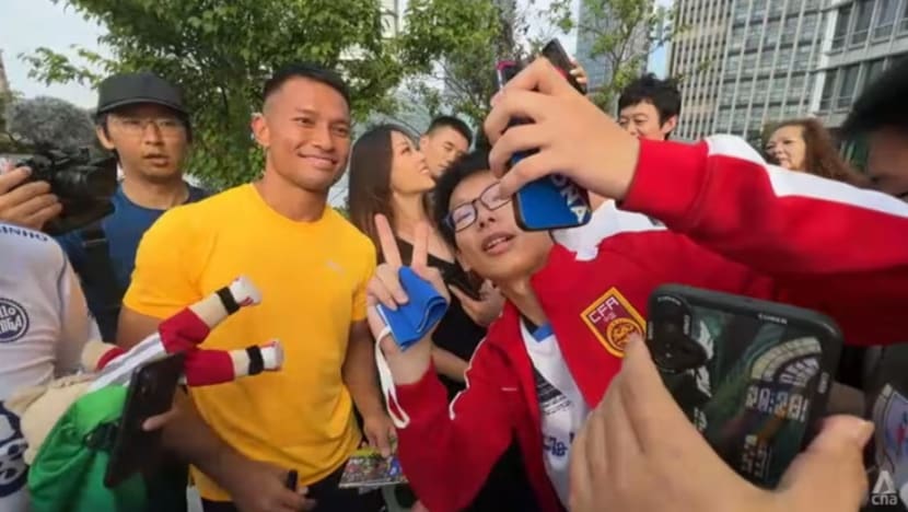 Penjaga gawang SG Hassan Sunny disambut meriah oleh ratusan peminat baharu di China