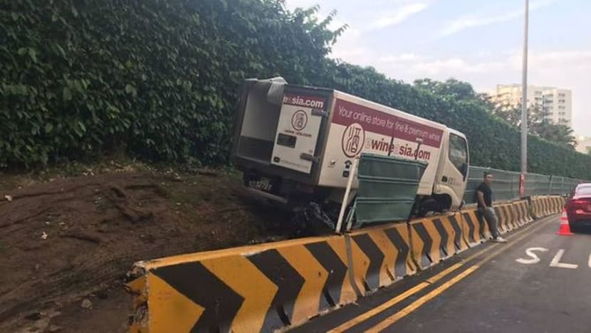 Lelaki cedera setelah lori naik ke tanah di Grange Road Lelaki cedera setelah lori naik ke tanah di Grange Road