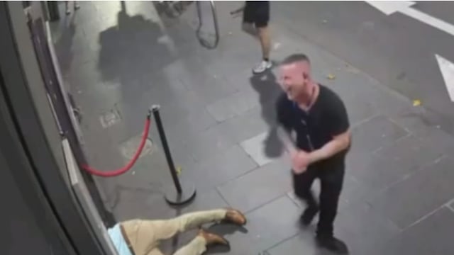 椅子没砸中夜店保安 反倒误伤了自己人