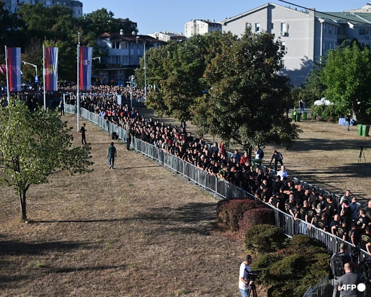 Crowds gather for war criminal Ratko Mladic's funeral in Belgrade