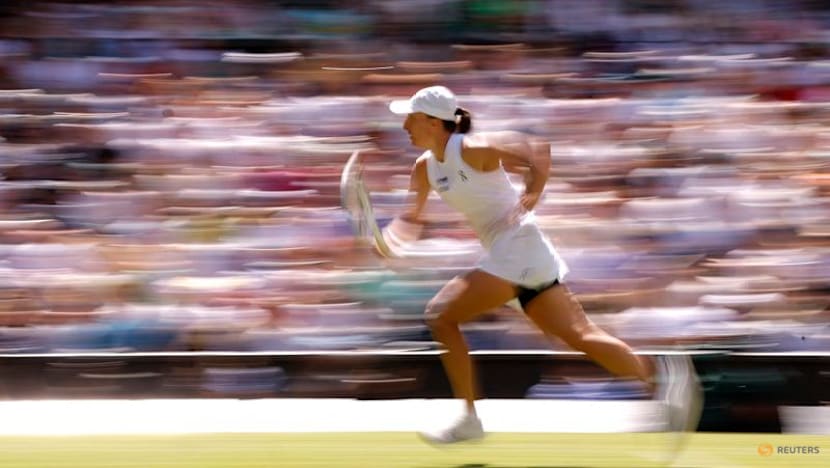 Defending champion Swiatek struggles to emotional first-round victory