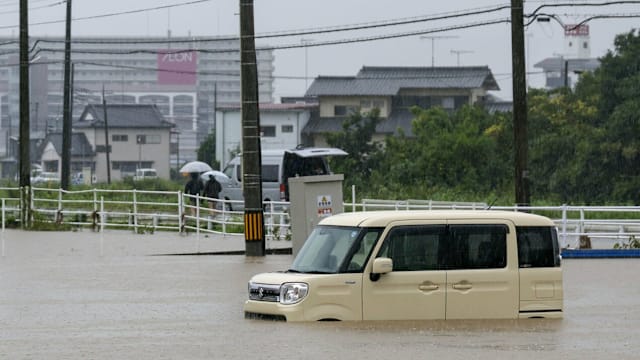 日本关东遭创纪录大雨 部分铁路停运或延误