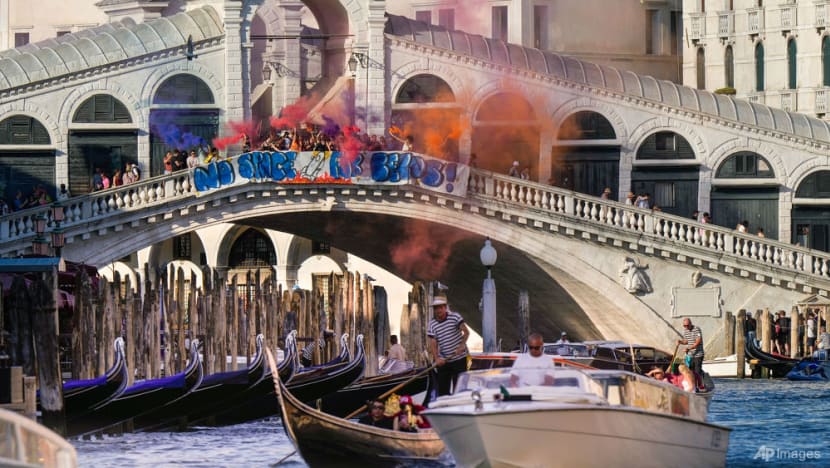 Venice protests target Bezos over mounting grievances Venice protests target Bezos over mounting grievances