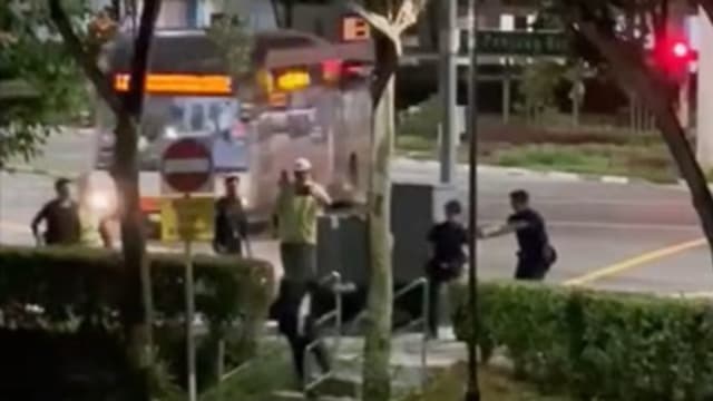 涉嫌用金属棒攻击辅警 31岁男被警电击枪击晕后落网