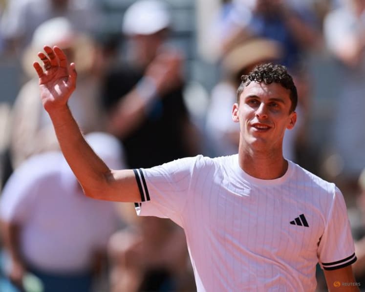 Sinner struggles with illness, low energy as Cerundolo shocks French Open favourite in second round