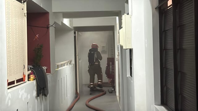 义顺组屋单位失火 民防人员撬门救人狂喊“安哥！安哥！”