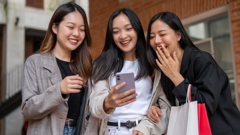 Tugas sang pelatih kencan bagi kaum jomblo: bantu edit profil hingga geser kanan-kiri di aplikasi kencan