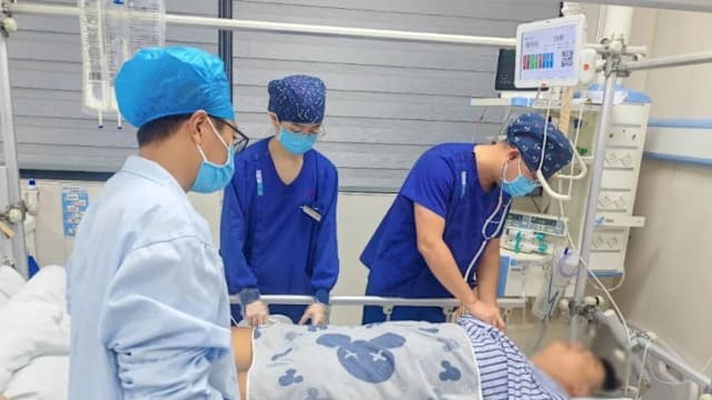 中国一米八少年在一米二浅水区跳水撞池底 颈脊髓受损四肢瘫痪