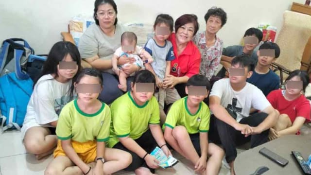 丈夫病逝 马国妇女独自抚养十名小孩 
