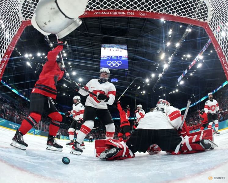 Ice hockey-Poulin powers Canada into women's final with US