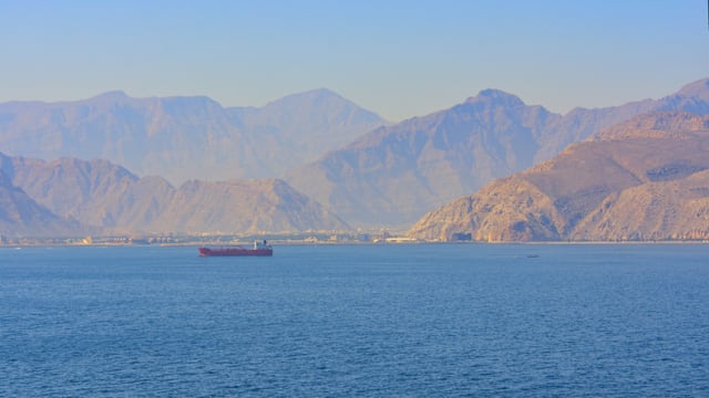 阿联酋岸外水域 一货船遭攻击起火