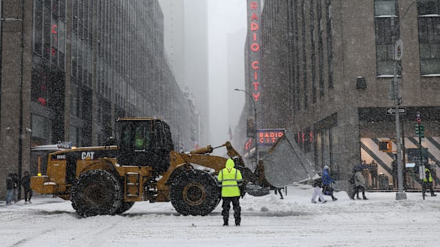 强冬季风暴横扫美国 多人死亡逾万航班取消85万人断电