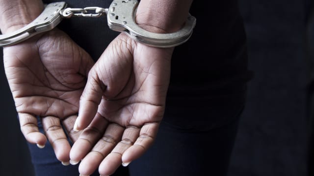 年轻贫困女子到处打人 认罪被判坐牢11周