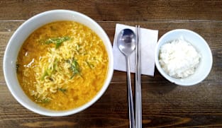 Bahaya di balik kebiasaan makan mi instan campur nasi