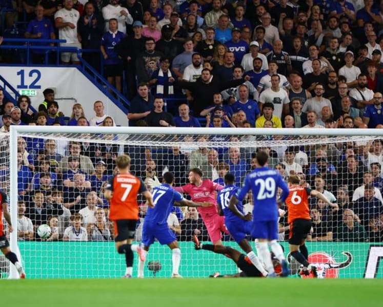 Chelsea and Fulham reach League Cup third round as Welbeck scores on debut