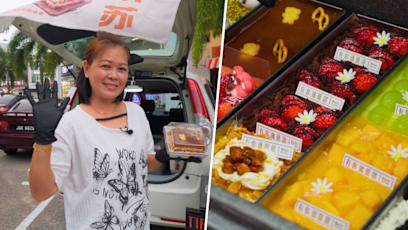 JB Auntie Sells Tiramisu From Car Boot, Once Sold 100 Slices In An Hour