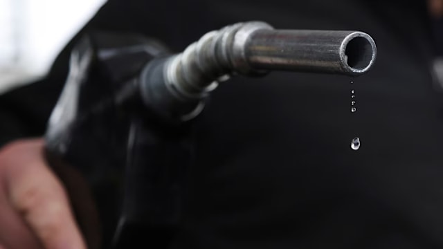 美国汽油价格首次升至每加仑4美元以上