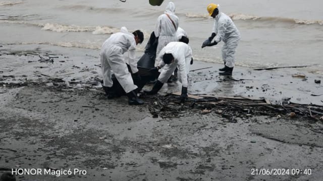 油渍随浪漂到柔佛海域 当地展开清理工作