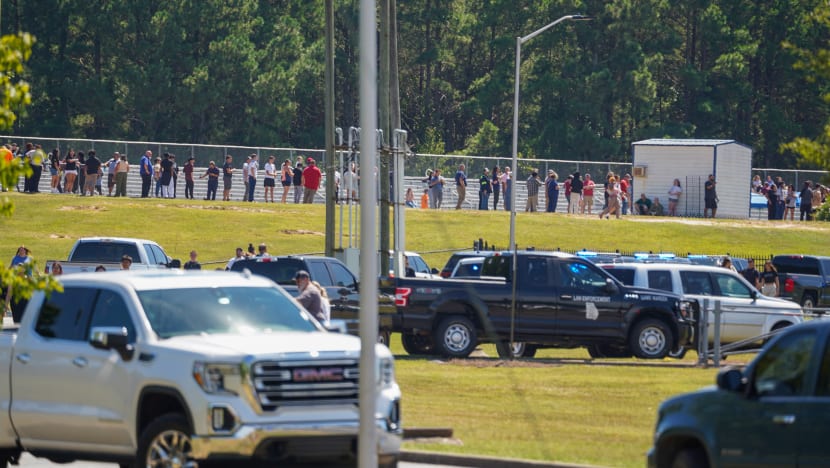 Pelajar 14 tahun di Amerika tembak mati 2 rakan sekolah dan 2 guru Pelajar 14 tahun di Amerika tembak mati 2 rakan sekolah dan 2 guru