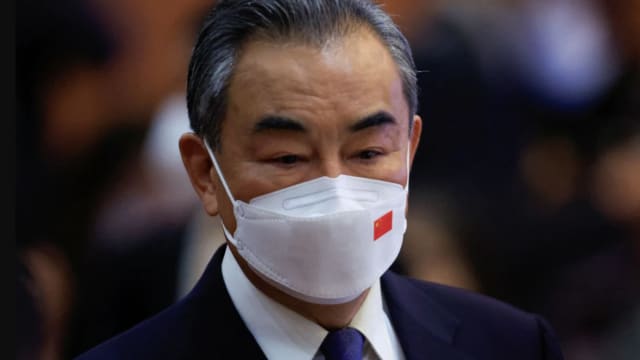王毅在亚细安外长会议晚宴前离开