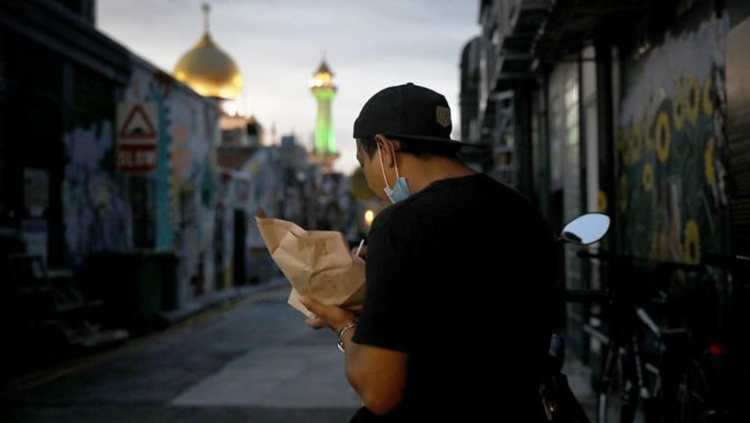 Cabaran 'circuit breaker' semasa Ramadan buat pekerja penghantaran makanan Cabaran 'circuit breaker' semasa Ramadan buat pekerja penghantaran makanan