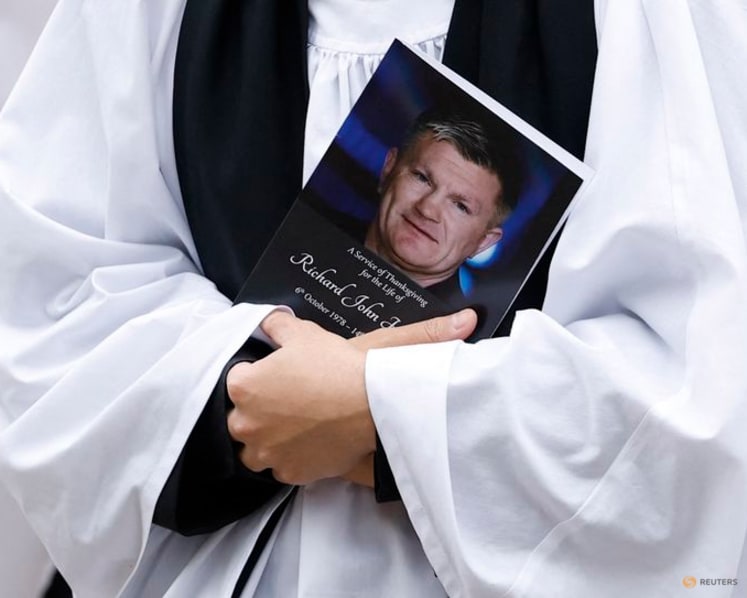 Ricky Hatton's funeral draws thousands in Manchester tribute