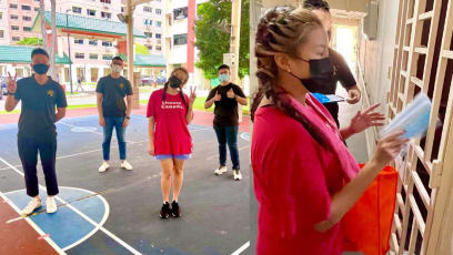 Rui En Spent Her Weekend Handing Out Meals To Needy Residents