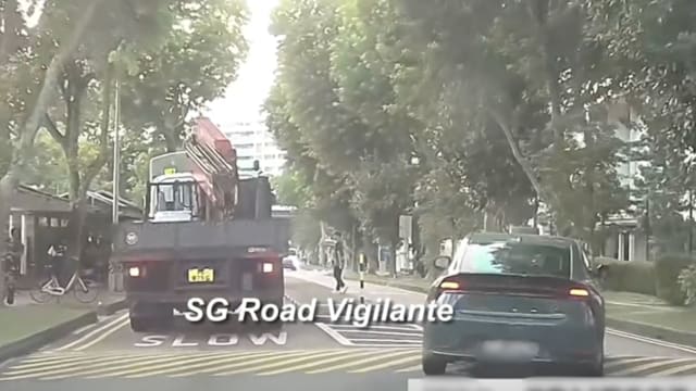 Grab德士司机为超车 在学校区闯反方向车道