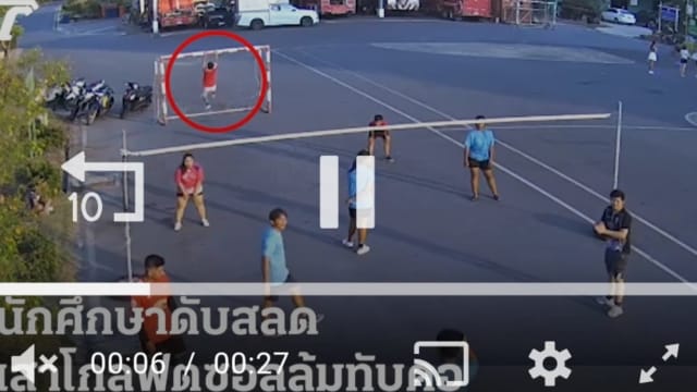 泰女学生踢球时跳起抓龙门横杠 龙门倒下砸死她