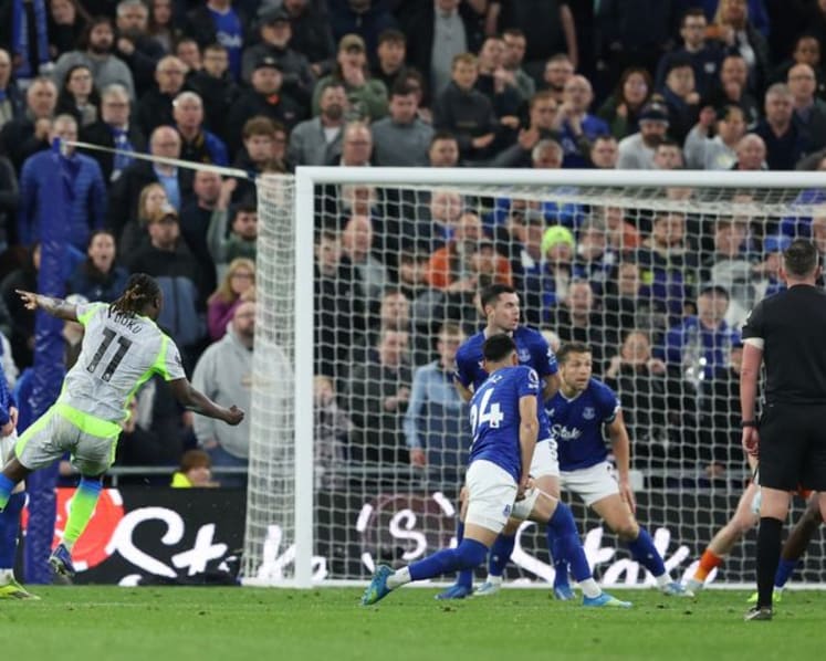 Man City drop points in title race after shocking draw with Everton