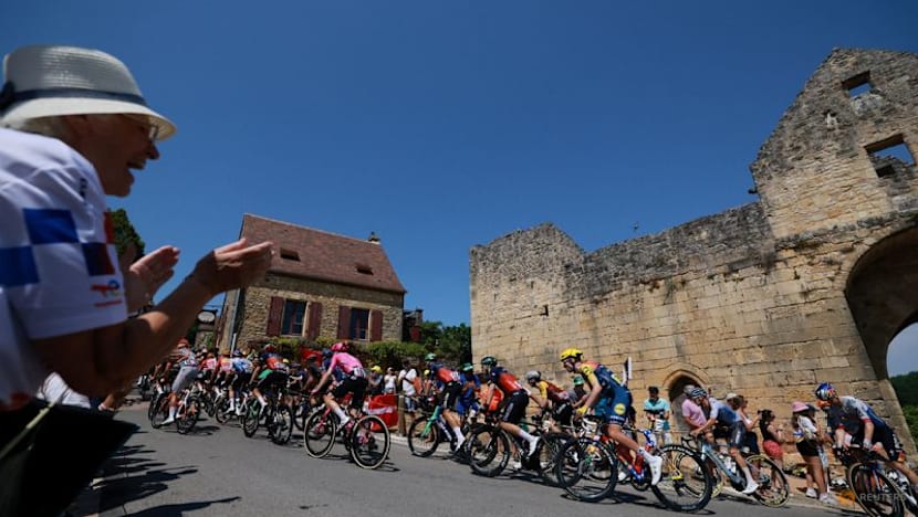 Heatwave forces Tour de France organisers to shorten stage nine