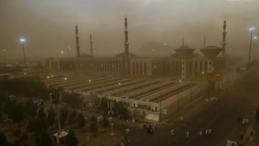 Hujan, ribut pasir membadai Arafah Hujan, ribut pasir membadai Arafah