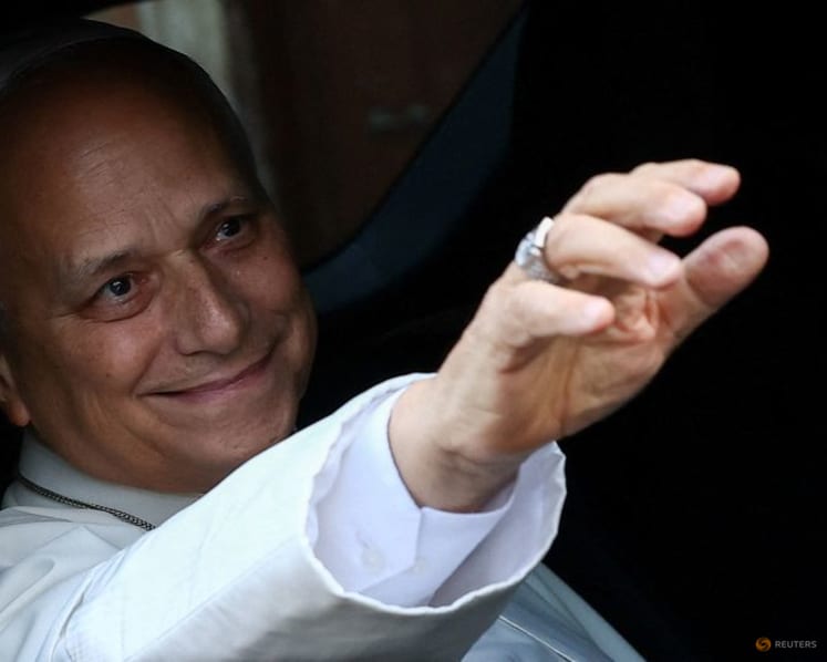 Smiling pope returns to Vatican after cancer surgery