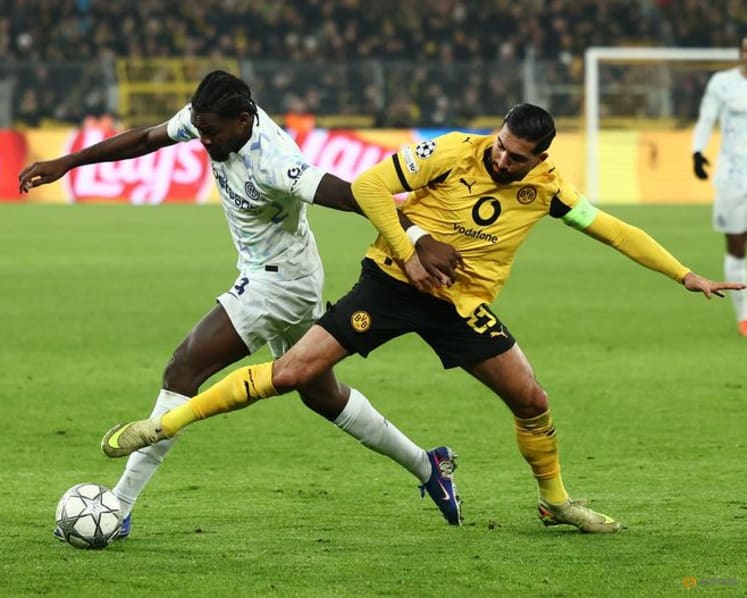 Inter Milan beat Dortmund 2-0 but both teams end up in playoffs