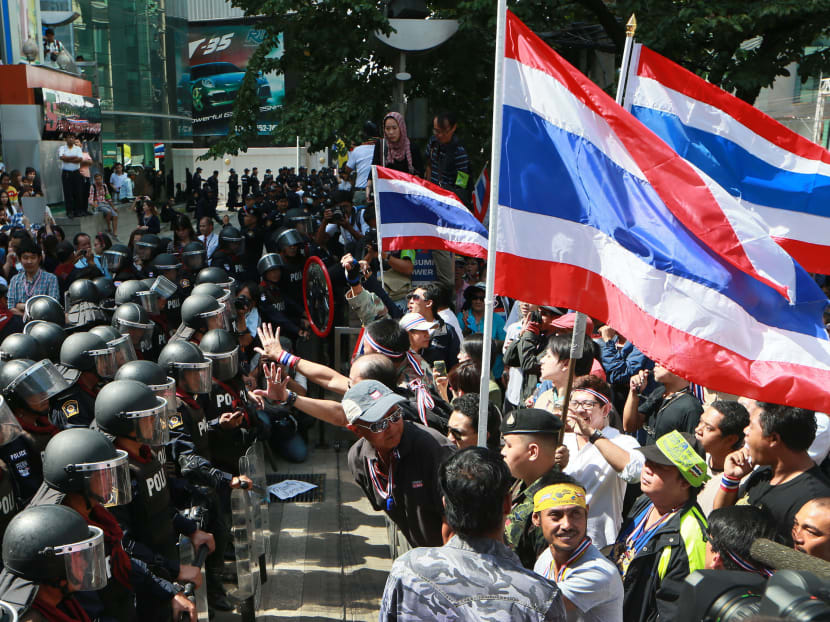 Thai protesters storm army headquarters