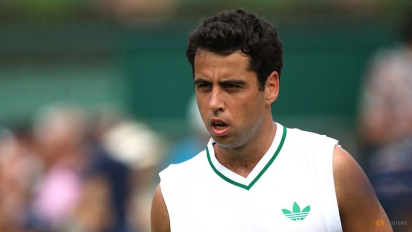 Munar burns 10 matchpoints but advances at Wimbledon