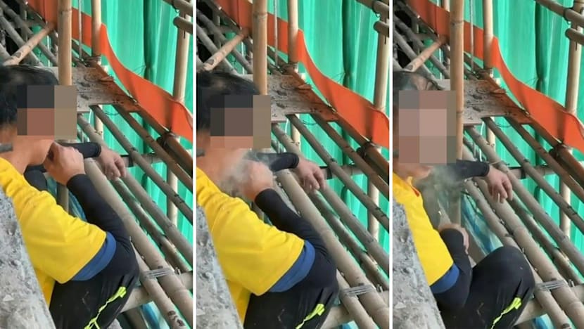  A video of workers smoking on a scaffolding went viral. Hong Kong media revealed that the management office had received relevant complaints 