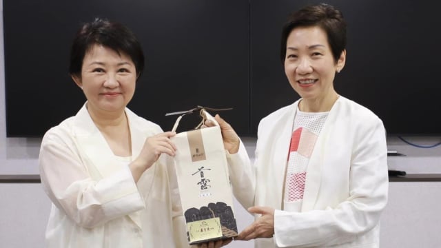 傅海燕同台中市长卢秀燕会面 并对台湾地震表慰问