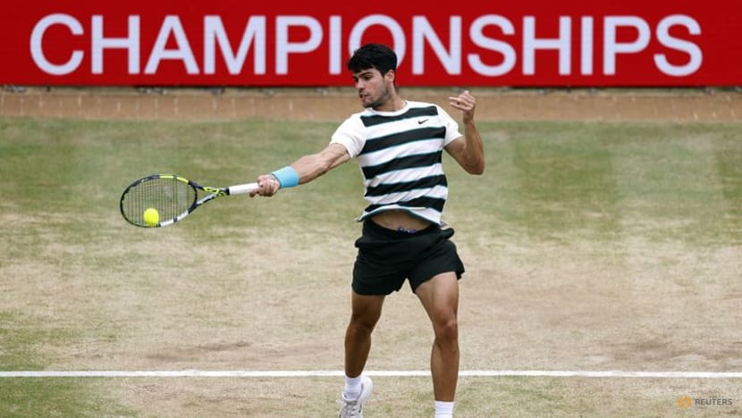 Alcaraz beats Lehecka in Queen's final to send Wimbledon statement