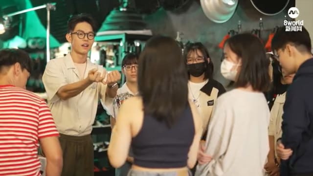 理解问答：学生观摩《前线开讲》制作过程