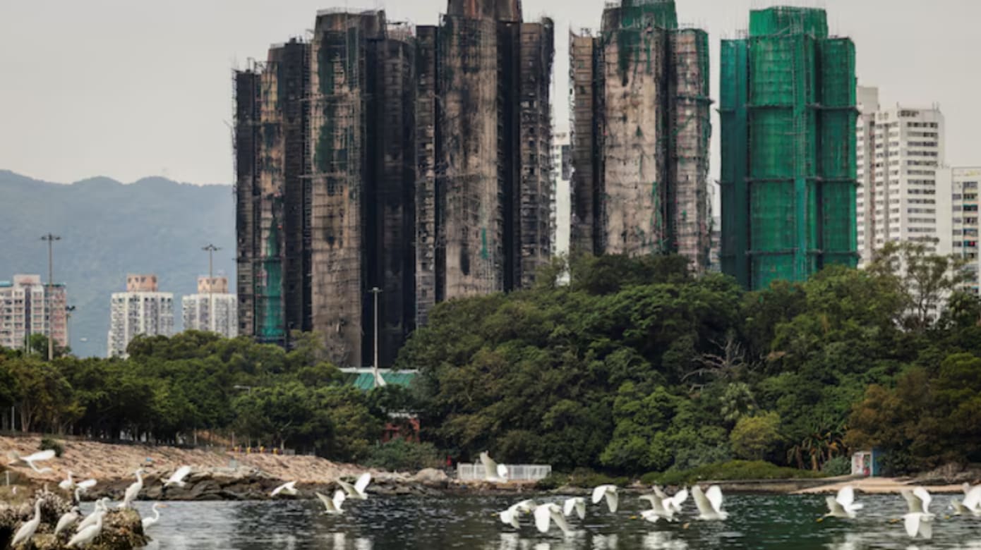 调查委员会最终报告：香港宏福苑火灾或由烟头引起 