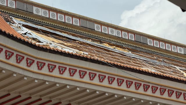 光明山普觉禅寺屋瓦滑落 两建筑暂时关闭