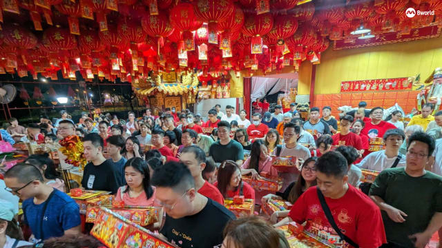 【直播】三巴旺财神庙“浴火重生”迎新春 信众排长龙接财神