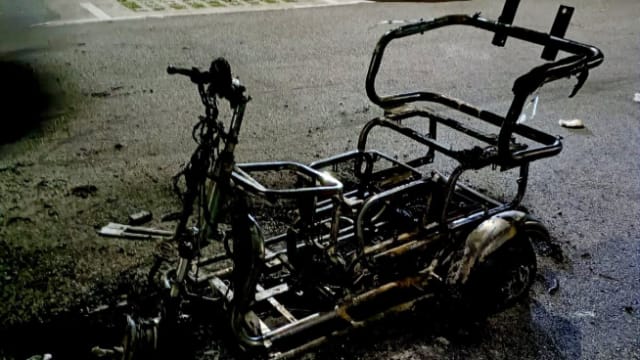 勿洛北3街露天停车场发生个人代步工具失火事故