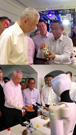 SM Lee interacts with humanoid robots in Shanghai